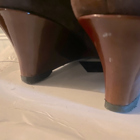 MAGDESIANS retro brown suede open toe w/ patent wedge. Like new 13W - Picture 6 of 8